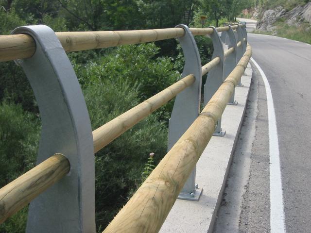 Barreras de Seguridad |  Barreras de perfil de hierro y madera 