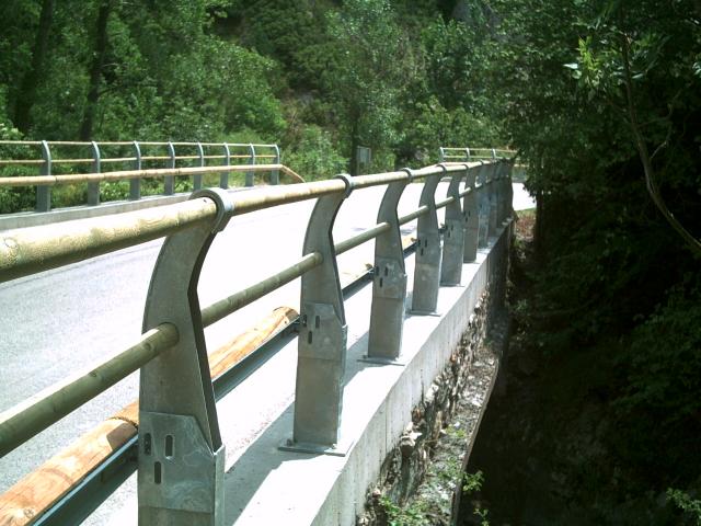 Barreras de Seguridad |  Barreras de perfil de hierro y madera 