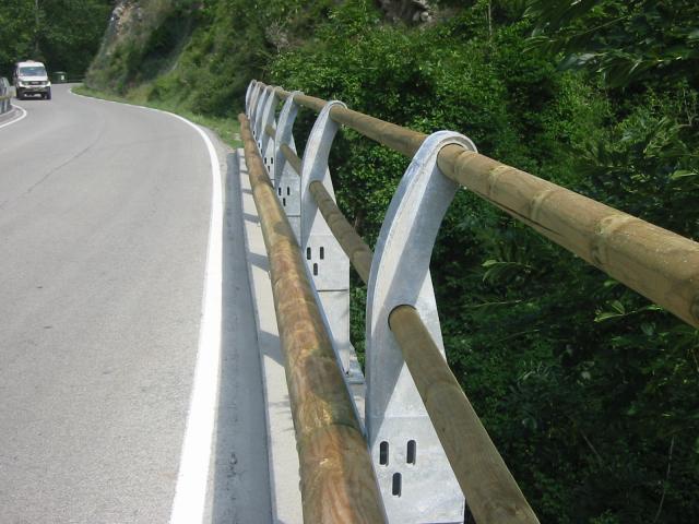 Barreras de Seguridad |  Barreras de perfil de hierro y madera 